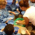 cristina_cocco_a_lavoro_con_i_suoi_piccoli_artisti_durante_un_suo_laboratorio_d’arte