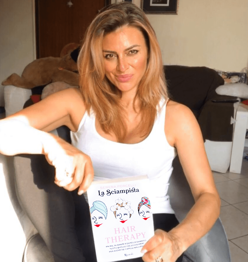 Cristina Cocco con il libro di Serena Porcelli La Sciampista