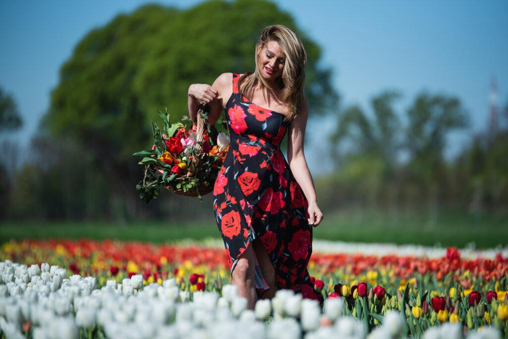 Cristina Cocco raccolta tulipani per decorare la casa con i fiori freschi