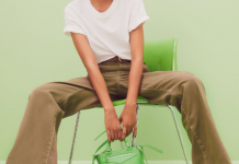 I pantaloni cargo e top bianco sono il trend d’autunno